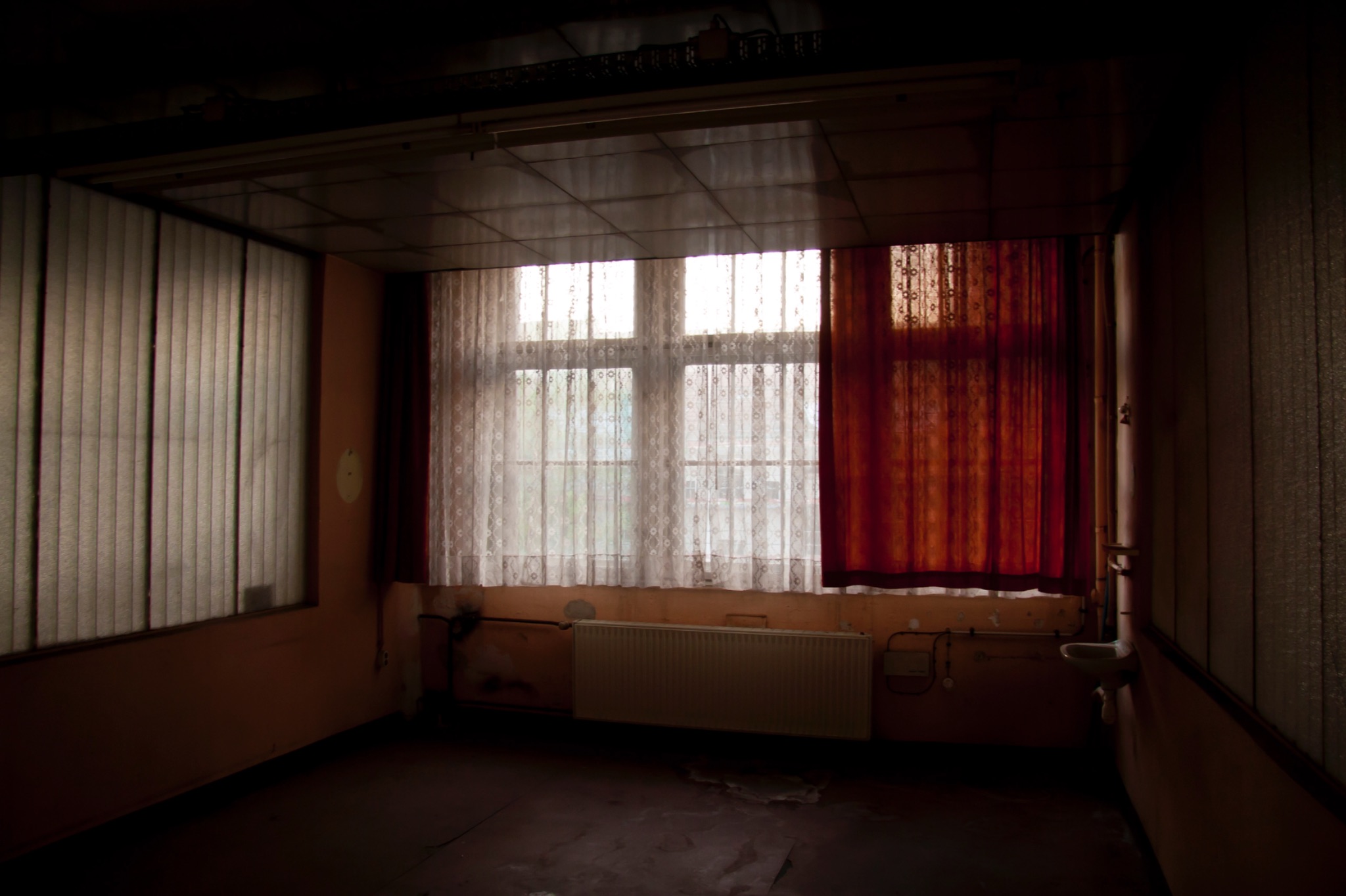 Ehem LVZ Druckerei Hermann Duncker Raum mit roter Gardine 56221