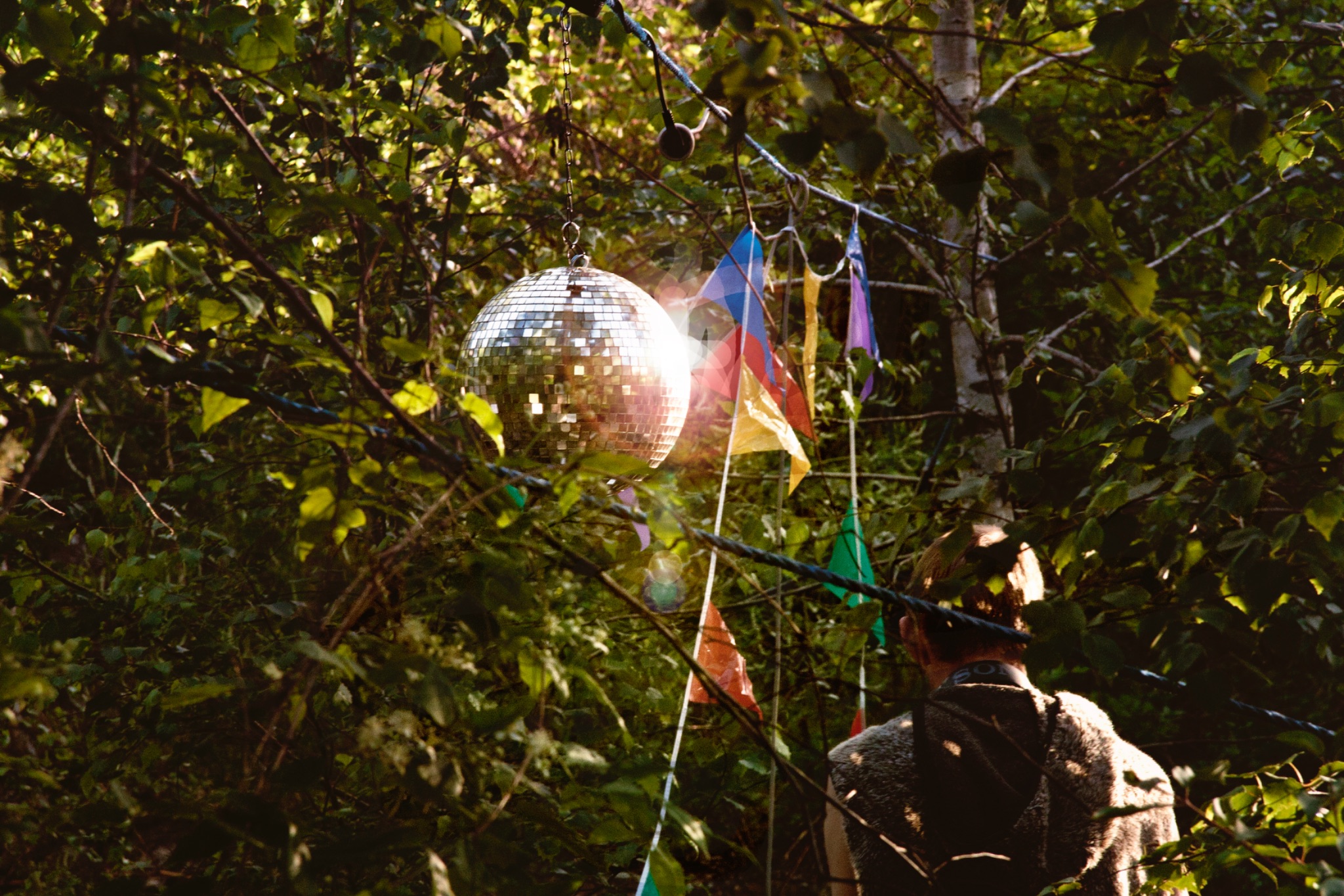 Party von Luke und Froebi an der Bruecke Richard Lehmann Strasse Luke mit Spiegelkugel Discokugel 25911