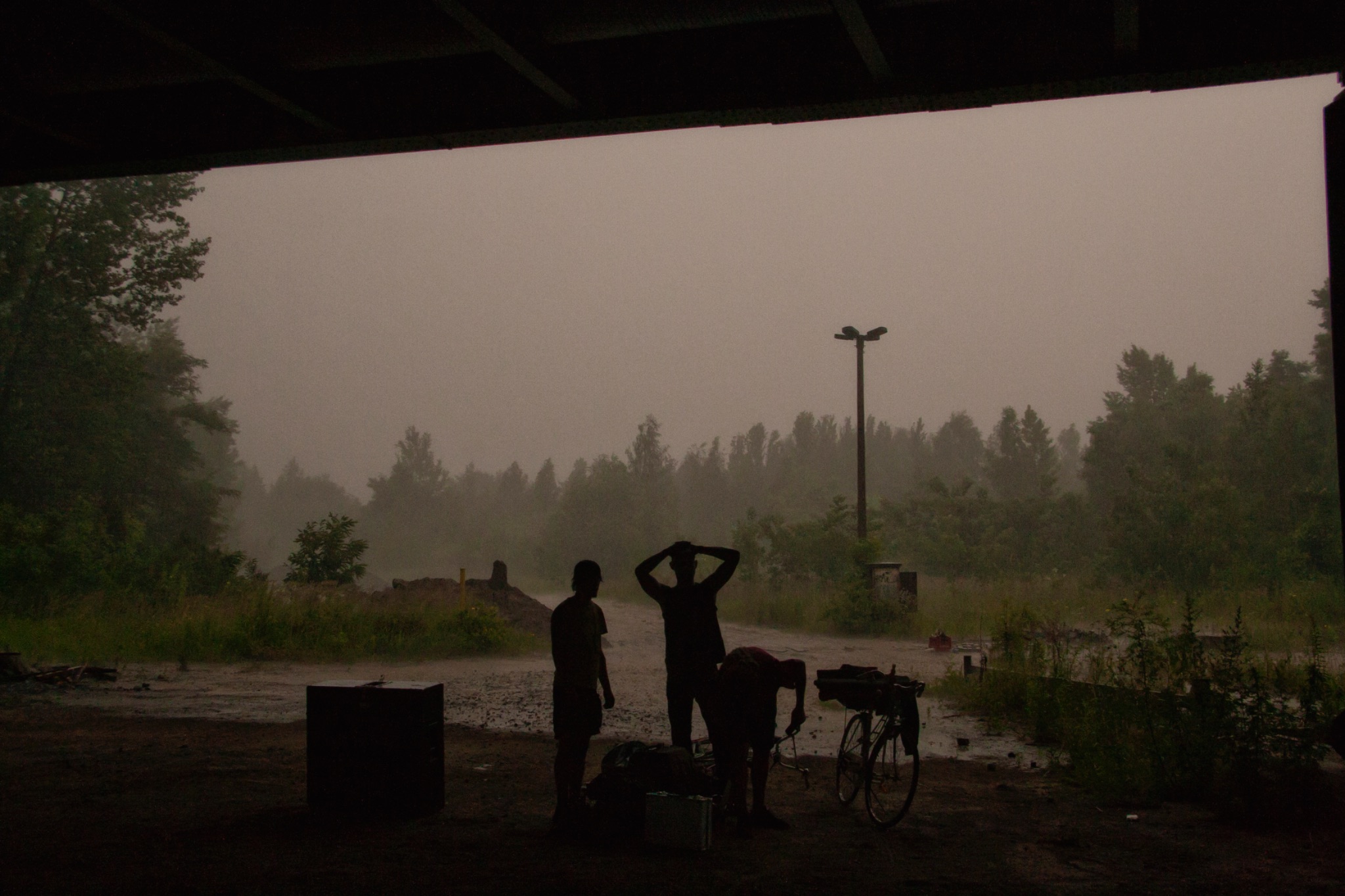 Party von Luke und Froebi an der Bruecke Richard Lehmann Strasse Regen unter der Bruecke 26071
