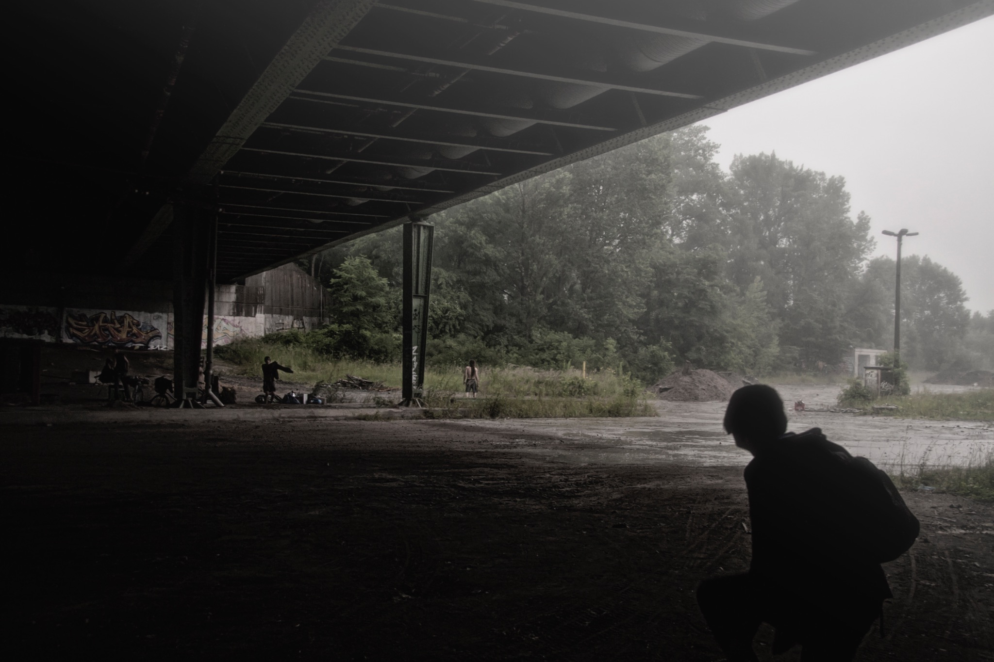 Party von Luke und Froebi an der Bruecke Richard Lehmann Strasse Regen unter der Bruecke 26121