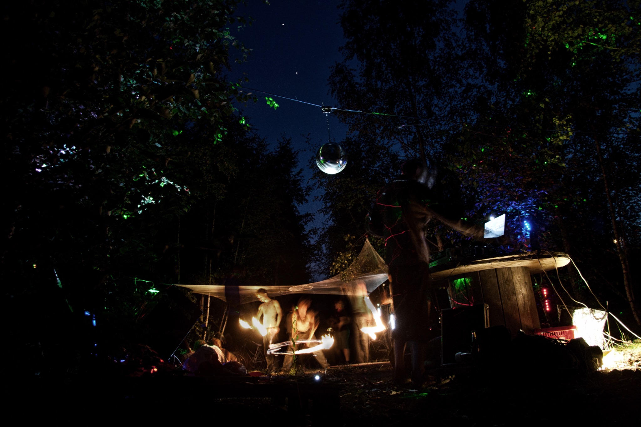 Party von Luke und Froebi an der Bruecke Richard Lehmann Strasse Sebastian Hanke spielt Feuershow 25583